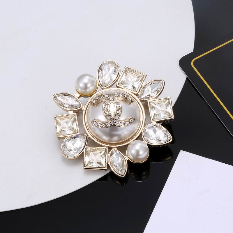 Chanel Brooch 3lyx238